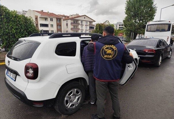 Kırşehir'de JASAT operasyonunda çeşitli suçlardan aranan ve 7 yıl 5