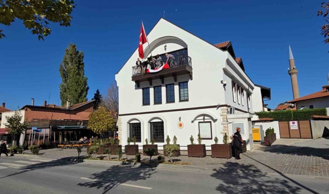 Kosova’nın güneyindeki Prizren şehrinde 102 Kosovalı kadın, Türkiye Cumhuriyeti’nin 102.