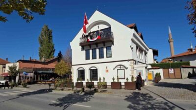 Kosova’nın güneyindeki Prizren şehrinde 102 Kosovalı kadın, Türkiye Cumhuriyeti’nin 102.