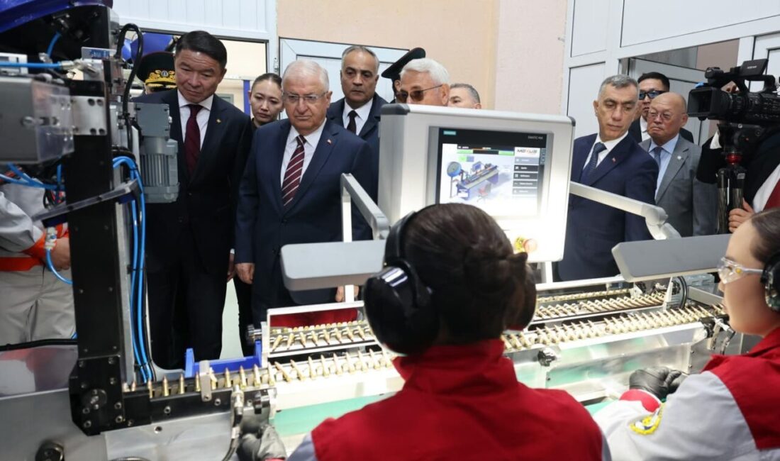 Moğolistan Savunma Bakanı Damba Batlut ile Türkiye Savunma Bakanı Yaşar