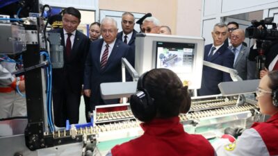 Moğolistan Savunma Bakanı Damba Batlut ile Türkiye Savunma Bakanı Yaşar