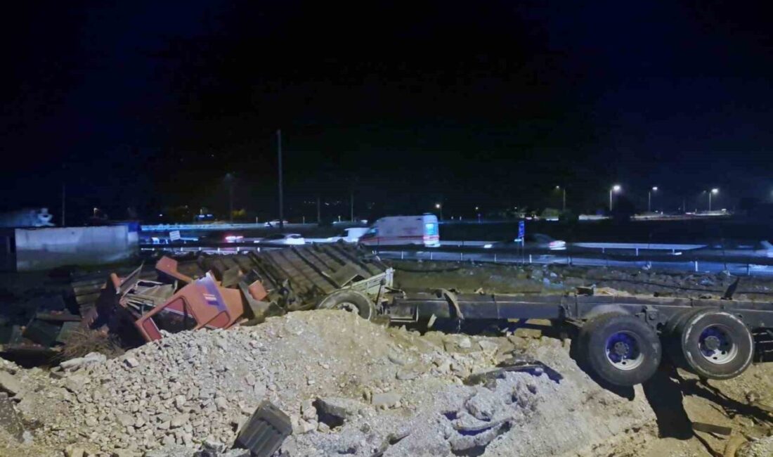 Muğla’nın Menteşe ilçesi Kötekli kavşağında freni tutmayan nar yüklü TIR,