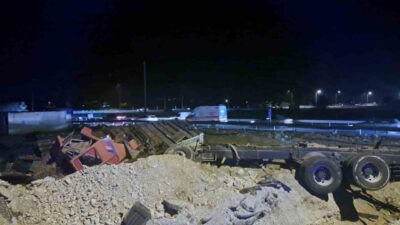 Muğla’nın Menteşe ilçesi Kötekli kavşağında freni tutmayan nar yüklü TIR,