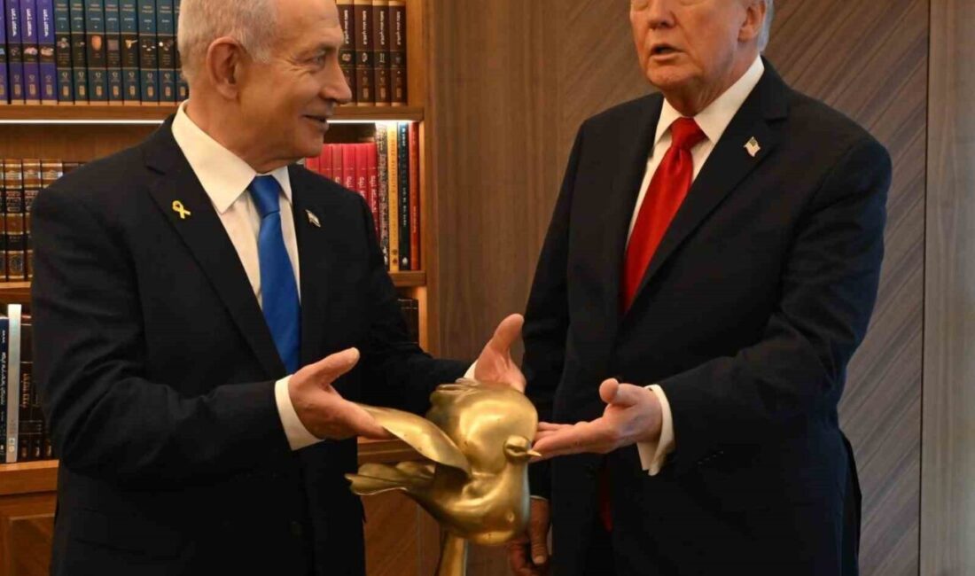 İsrail Başbakanı Netanyahu, ABD Başkanı Trump'a Altın Güvercin hediye etti.