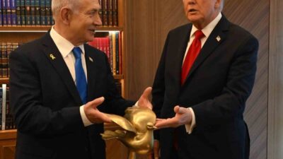 İsrail Başbakanı Netanyahu, ABD Başkanı Trump'a Altın Güvercin hediye etti.