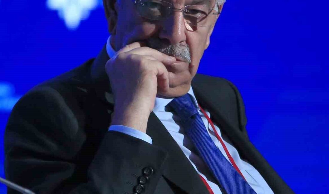 Pakistan Savunma Bakanı Khawaja Muhammed Asif, Afganistan ile gerçekleştirilen barış