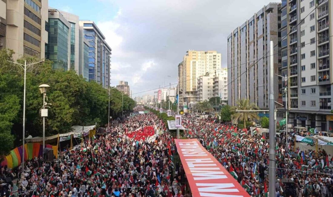 Karaçi'de binlerce kişi, Filistin bayraklarıyla Gazze Şeridi'ne destek gösterisi düzenledi.
