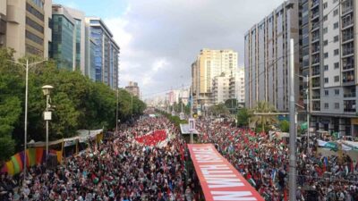 Karaçi'de binlerce kişi, Filistin bayraklarıyla Gazze Şeridi'ne destek gösterisi düzenledi.