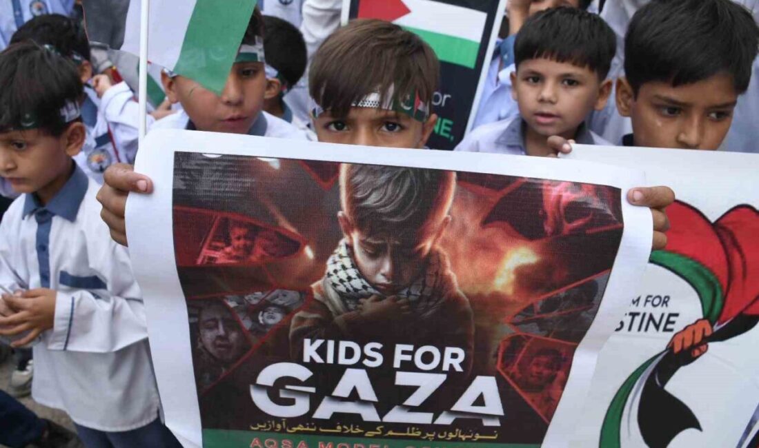 Pakistan'ın Karaçi kentinde binlerce kişi, İsrail'in Gazze Şeridi'ne yönelik iki