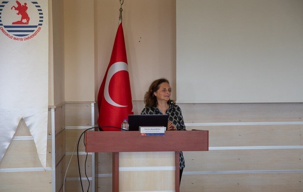 OMÜ'de gerçekleşen panelde Prof. Dr. Ayşe Kuleyin, üniversitelerin e-atık konusunda