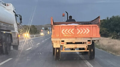 Reflektörsüz Traktörler Ölüm Saçıyor: Yetkililer Uyarıyor, Sürücüler Umursamıyor