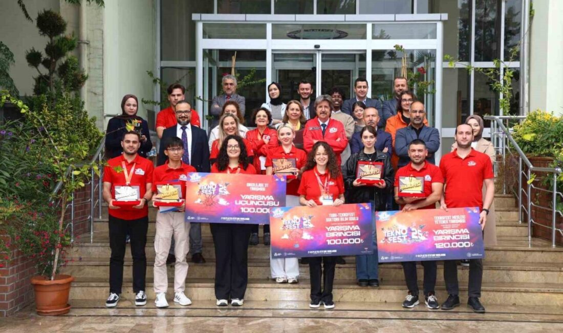 BUÜ Rektörü Prof. Dr. Ferudun Yılmaz, TEKNOFEST'te başarılı olan öğrenci