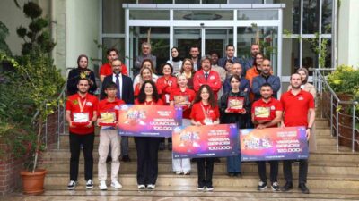 BUÜ Rektörü Prof. Dr. Ferudun Yılmaz, TEKNOFEST'te başarılı olan öğrenci