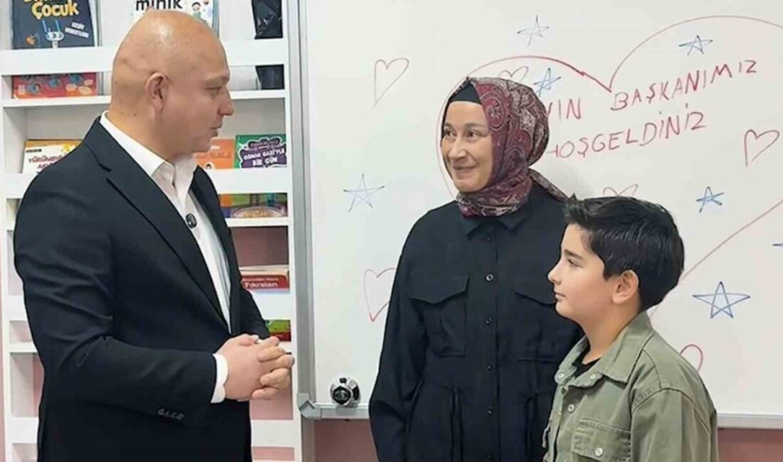 Kırıkkale'deki Mehmet Uzelli İlkokulu'nda seçimi kazanan Bulut Ali Arlıer, Belediye