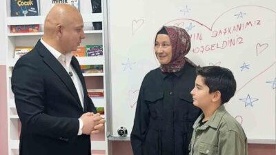 Kırıkkale'deki Mehmet Uzelli İlkokulu'nda seçimi kazanan Bulut Ali Arlıer, Belediye