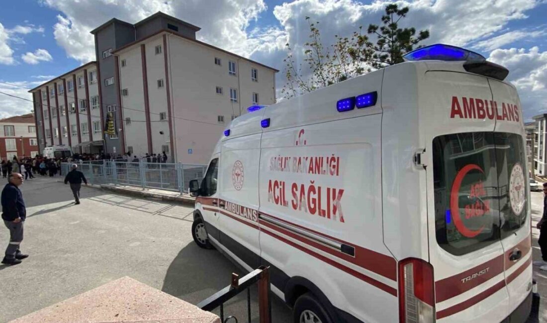 Çorum'da Öğretmen Salim Akaydın Ortaokulu'nda tavuk döner yiyen 30 öğrenci,