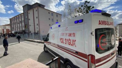 Çorum'da Öğretmen Salim Akaydın Ortaokulu'nda tavuk döner yiyen 30 öğrenci,
