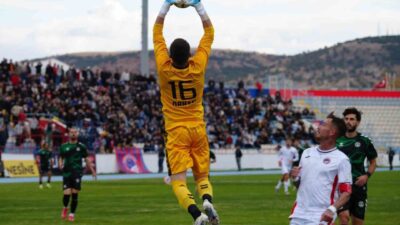 Kırıkkale FK, Kırşehir FSK'ya 3-2 mağlup oldu. İki takımın futbolcuları