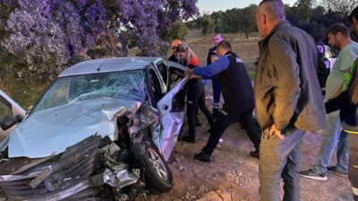 Uşak’ta otomobil ile traktörün çarpışması sonucu karı-koca yaralandı. Kaza, Ulubey-Eşme