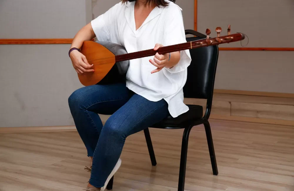 Yerköy Halk Eğitim Merkezi Müdürlüğü, müzikseverler için Bağlama Kursu düzenliyor.