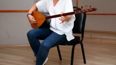 Yerköy Halk Eğitim Merkezi Müdürlüğü, müzikseverler için Bağlama Kursu düzenliyor.