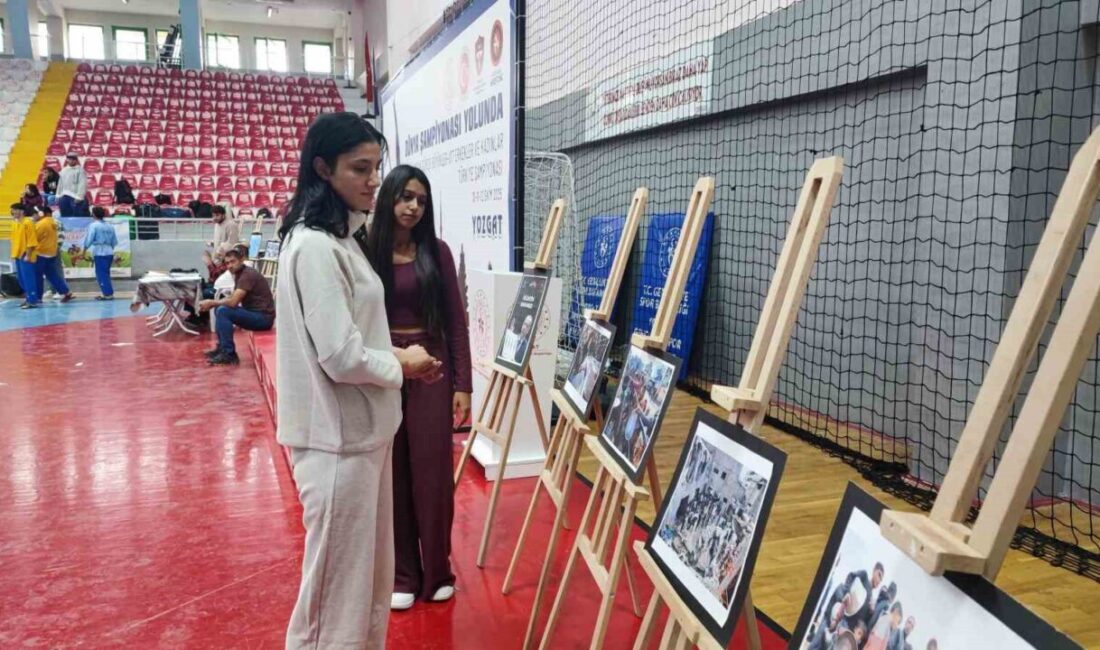 Yozgat'ta Filistin'e destek amacıyla düzenlenen fotoğraf sergisine sporcular ve vatandaşlar