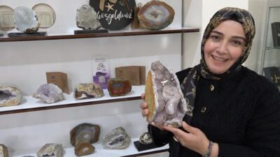 Yozgat'ın Aydıncık ilçesindeki amatist ve kalsedon taşları, el emeğiyle işlenerek