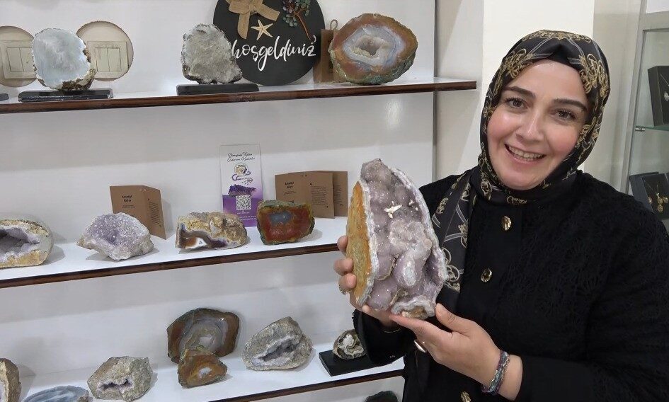 Yozgat'ın Aydıncık ilçesindeki amatist ve kalsedon taşları, el emeğiyle işlenerek