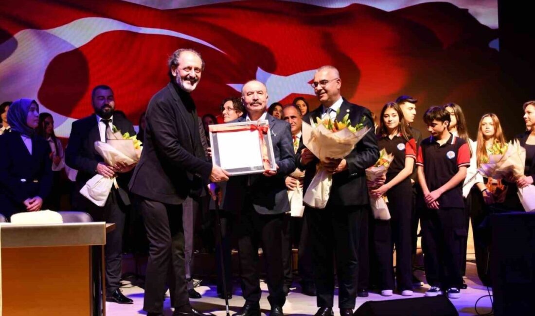 Çorum’da düzenlenen etkinlikte ünlü sanatçı Yücel Arzen Hacıoğulları, öğrencilerle birlikte