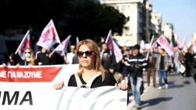 Yunanistan'da hükümetin çalışma saatlerini uzatma planına karşı gerçekleştirilen grevde toplu