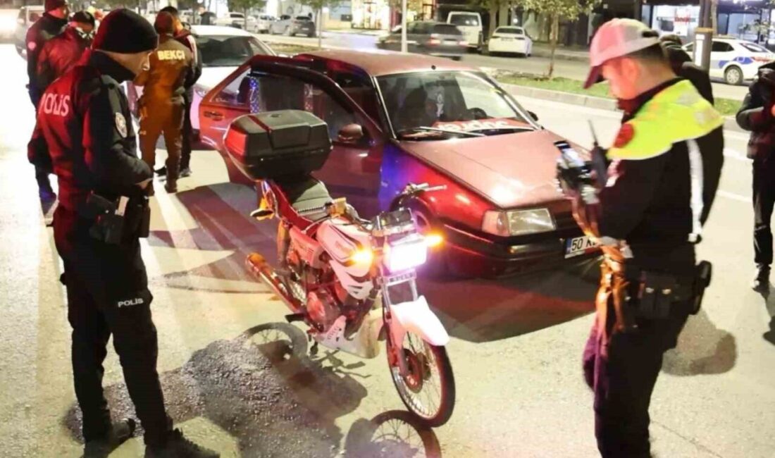 Aksaray’da, standart olmayan ışıklarla donatılmış ve abartılı egzozlu motosikletiyle trafiğe