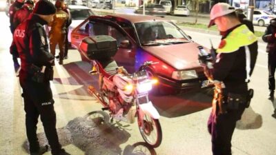 Aksaray’da, standart olmayan ışıklarla donatılmış ve abartılı egzozlu motosikletiyle trafiğe