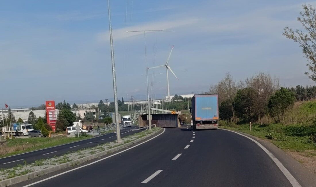 Muratlı ilçesinde meydana gelen bir trafik kazasında kamyonun açık damperi