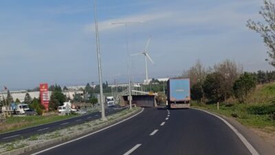 Muratlı ilçesinde meydana gelen bir trafik kazasında kamyonun açık damperi