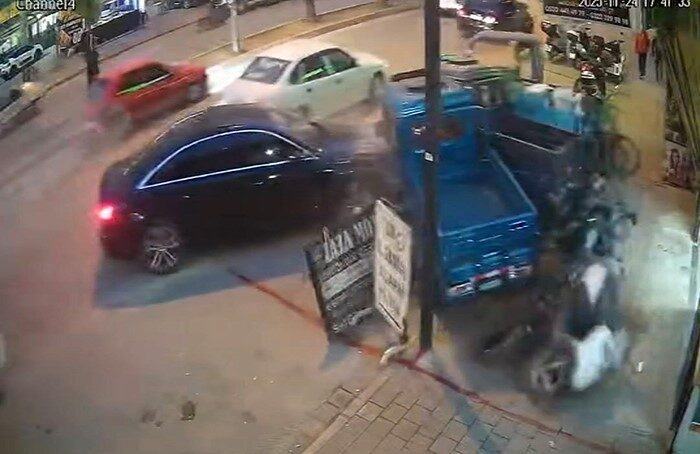 Adana’da bir otomobil, Yüreğir ilçesinde meydana gelen kaza sonucunda önce
