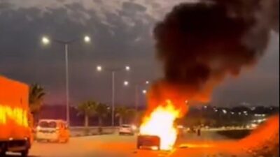 Adana’nın Sarıçam ilçesinde, seyir halindeki bir otomobilde çıkan yangın, hızla