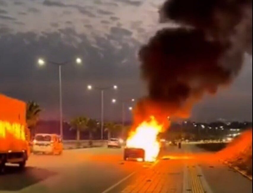 Adana’nın Sarıçam ilçesinde, seyir halindeki bir otomobilde çıkan yangın, hızla