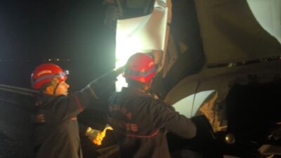 Adana’da meydana gelen bir trafik kazasında, bir tırın emniyet şeridinde