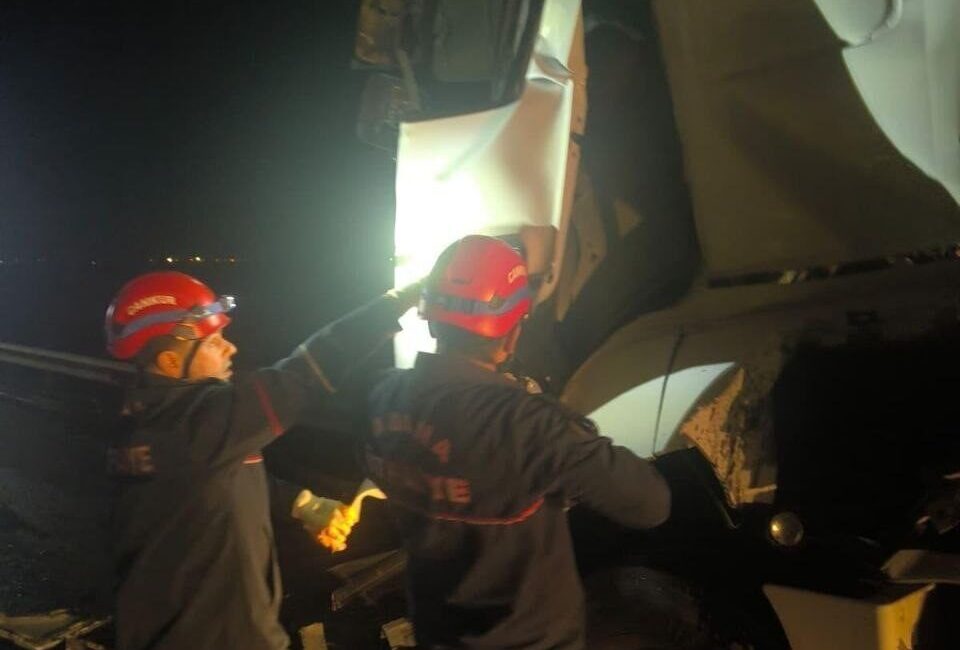 Adana’da meydana gelen bir trafik kazasında, bir tırın emniyet şeridinde