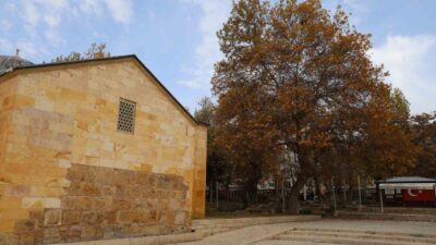 Kırşehir’de sonbaharın gelmesiyle birlikte, Ahi Evran Külliyesi çevresindeki ağaçlar rengarenk