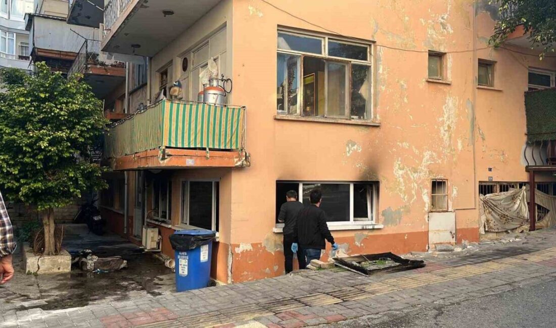 Alanya ilçesinde, bir dairenin giriş katında meydana gelen yangın panik