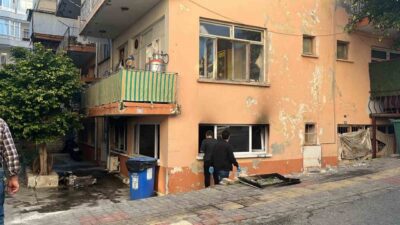 Alanya ilçesinde, bir dairenin giriş katında meydana gelen yangın panik