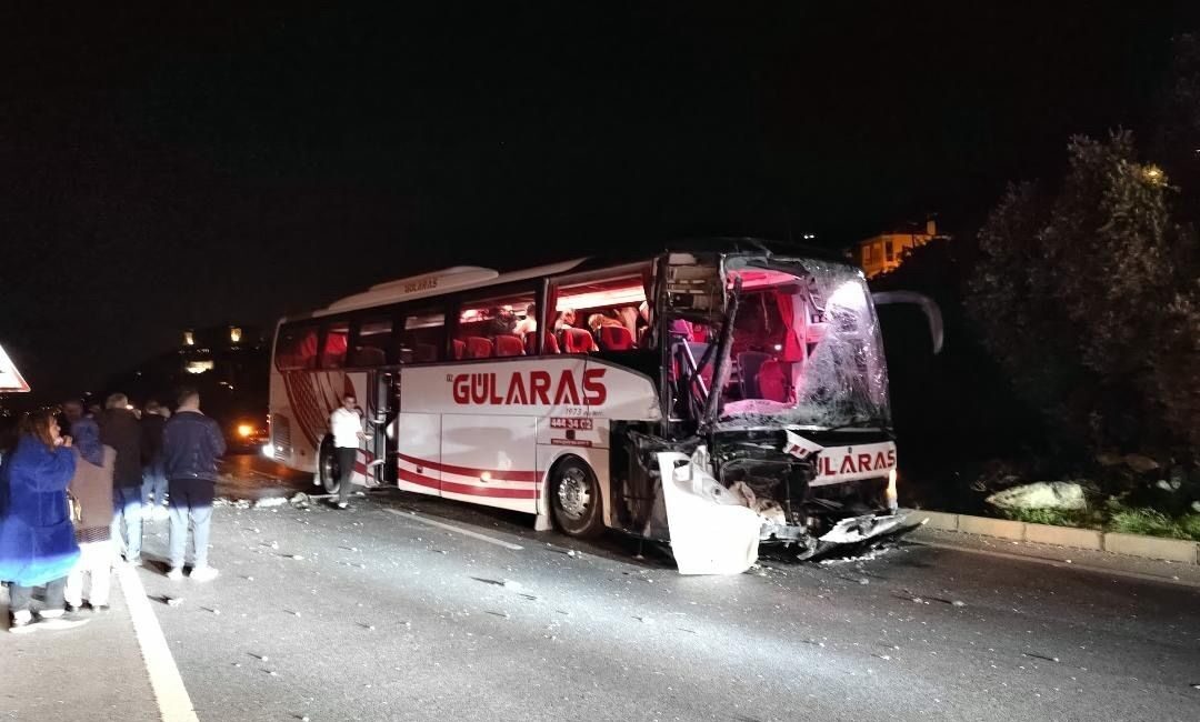 Alanya ilçesinde meydana gelen trafik kazasında, kontrolden çıkan bir yolcu
