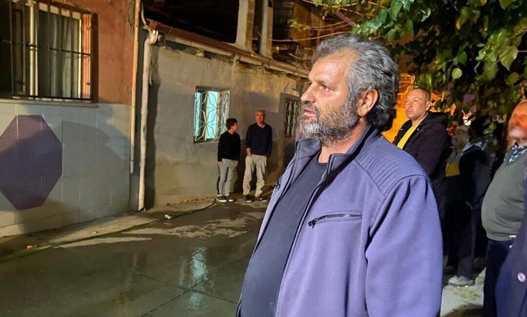 Manisa’nın Alaşehir ilçesinde meydana gelen bir ev yangını, çevredeki komşuların