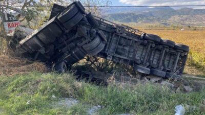 Manisa’nın Alaşehir ilçesinde bir süt tankeri sürücüsü direksiyon hakimiyetini kaybederek