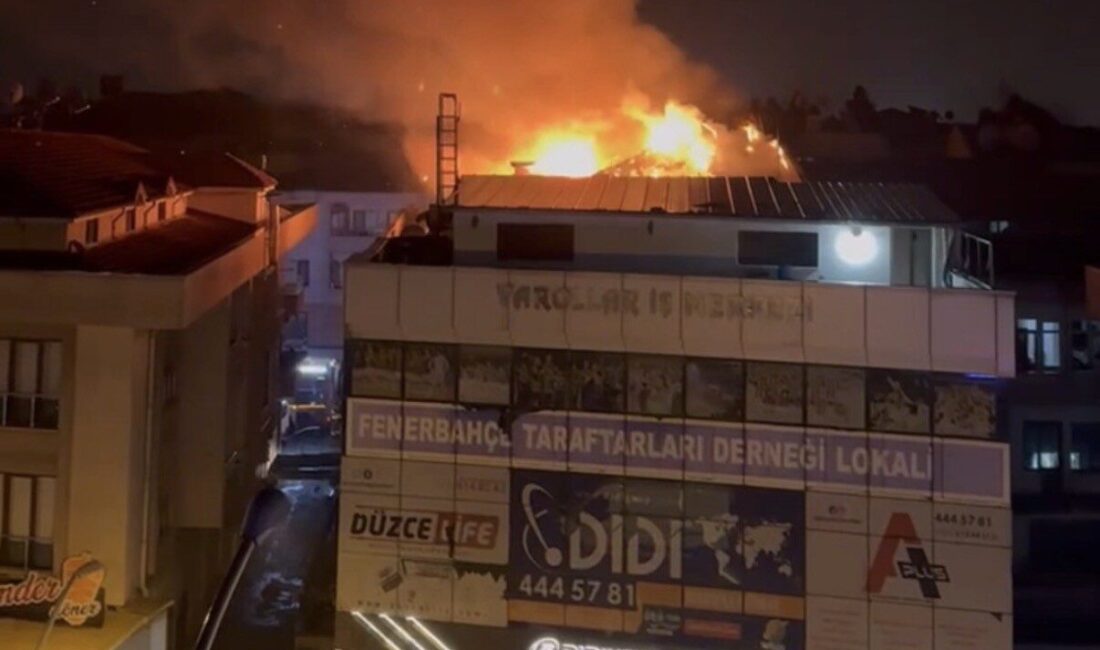 Düzce ilinde, gece geç saatlerde bir iş merkezinin çatısında meydana