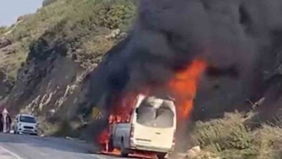 Hatay’da seyir halindeyken alev alan bir minibüs, Altınözü – Antakya
