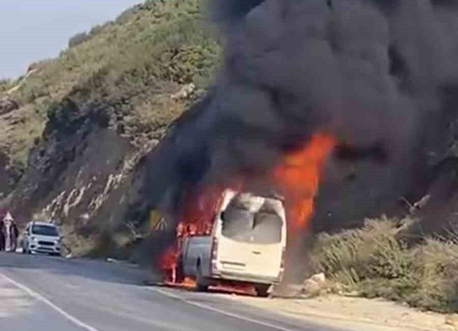 Hatay’da seyir halindeyken alev alan bir minibüs, Altınözü – Antakya