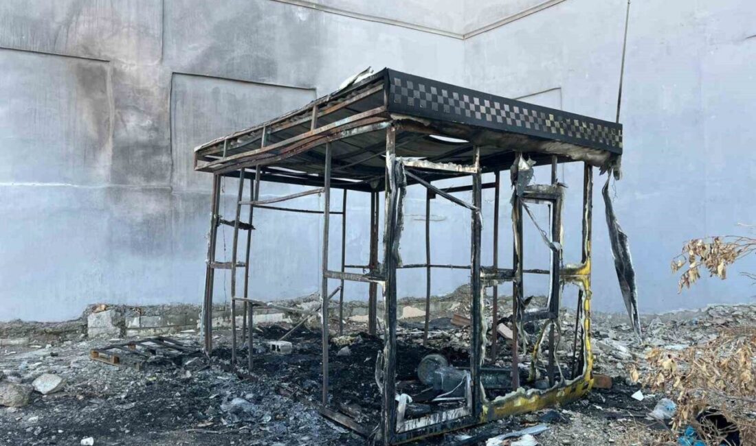Hatay, Antakya ilçesi Haraparası Mahallesi’nde bir taksi kulübesi alevlere teslim