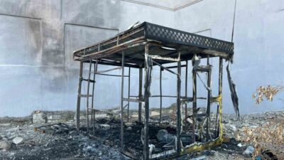 Hatay, Antakya ilçesi Haraparası Mahallesi’nde bir taksi kulübesi alevlere teslim